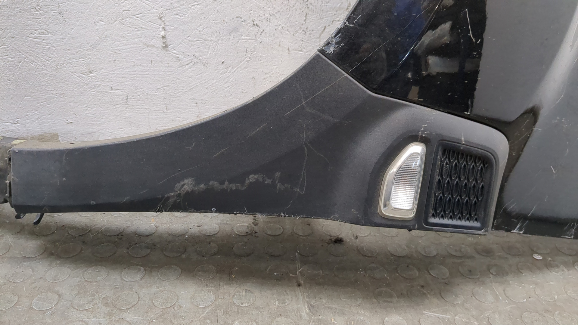 Крыло переднее левое