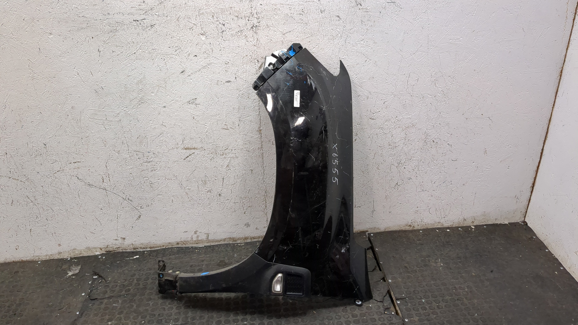 Крыло переднее левое