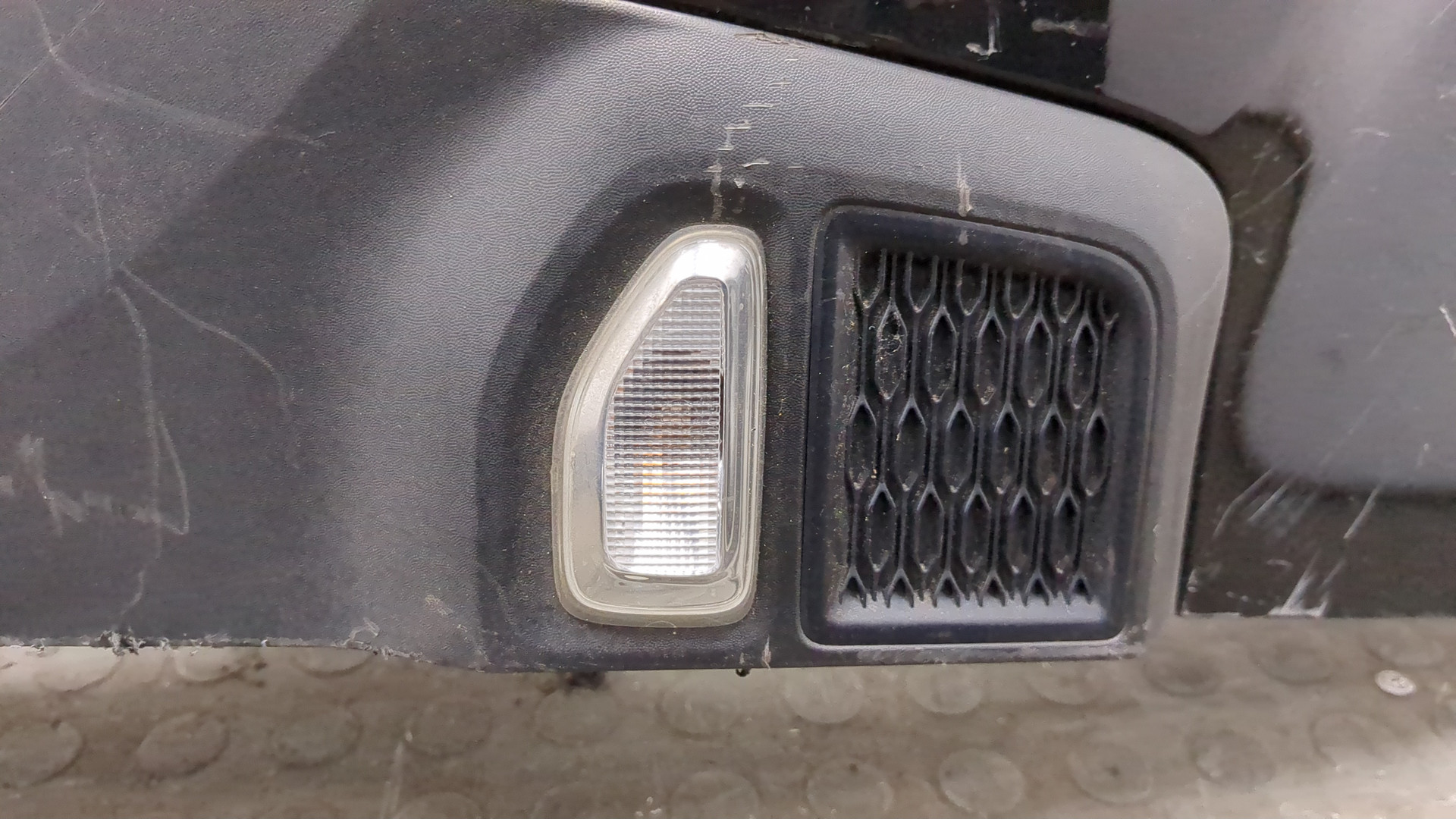 Крыло переднее левое