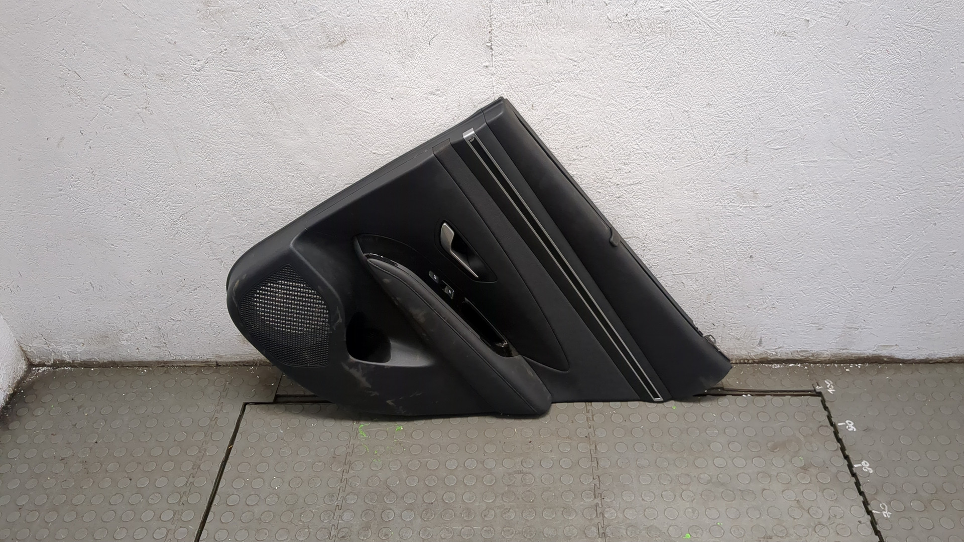 Обшивка двери задней правой