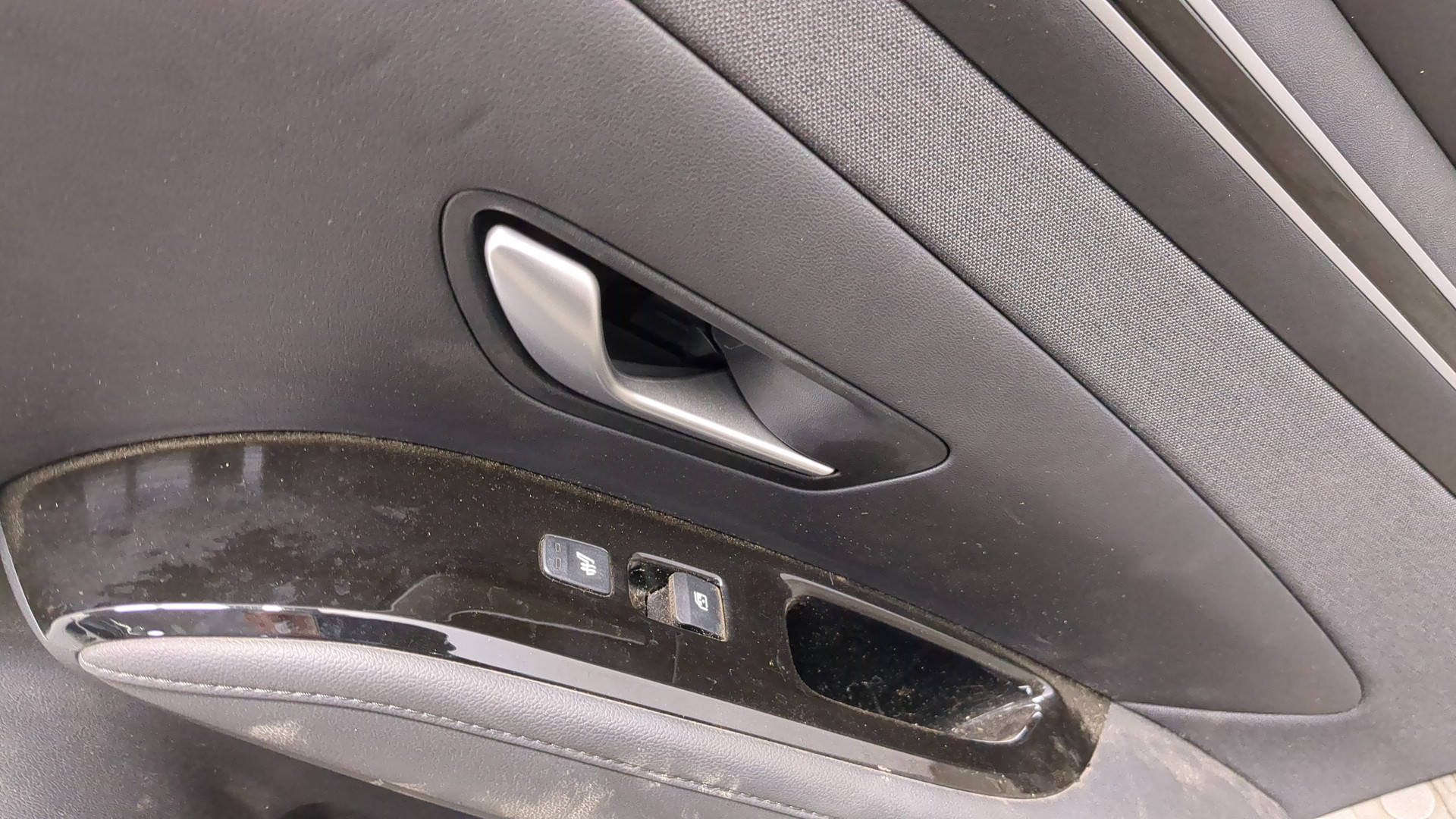 Обшивка двери задней правой