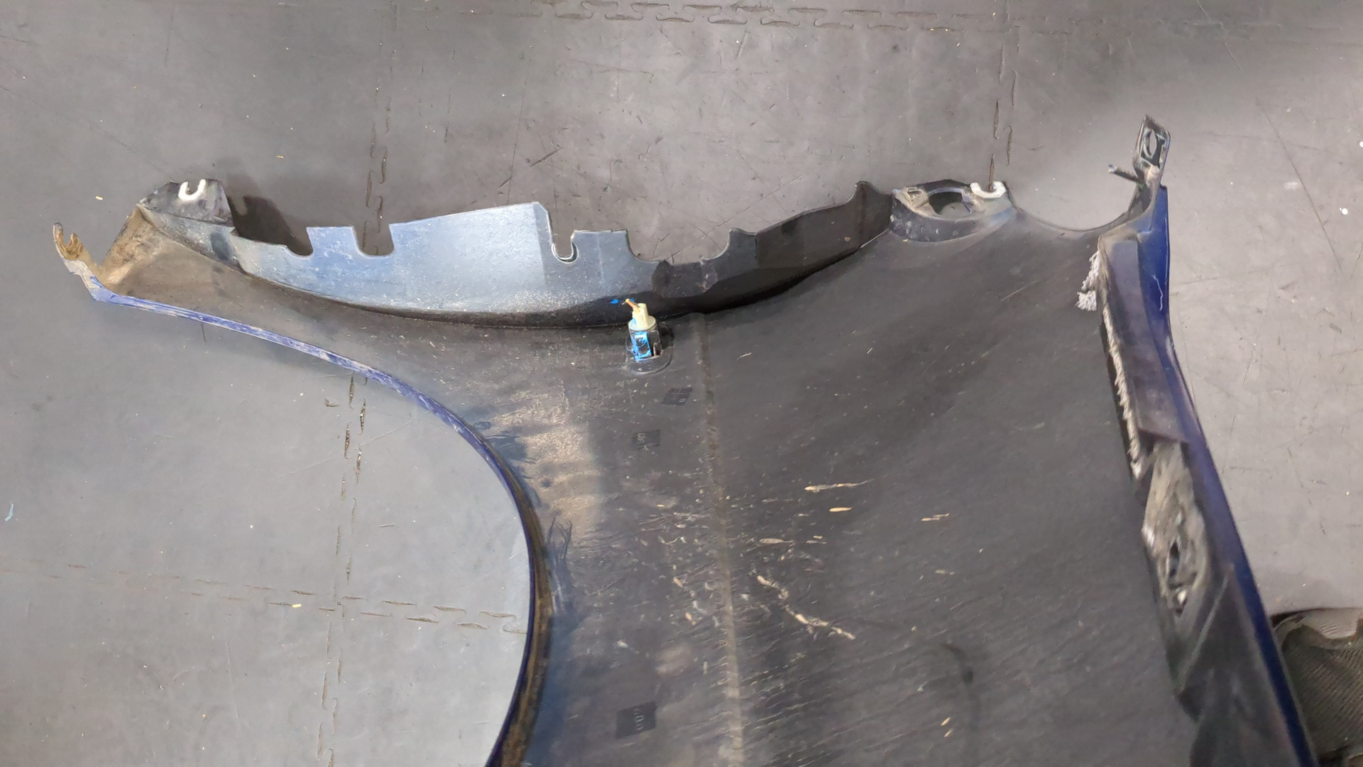 Крыло переднее левое