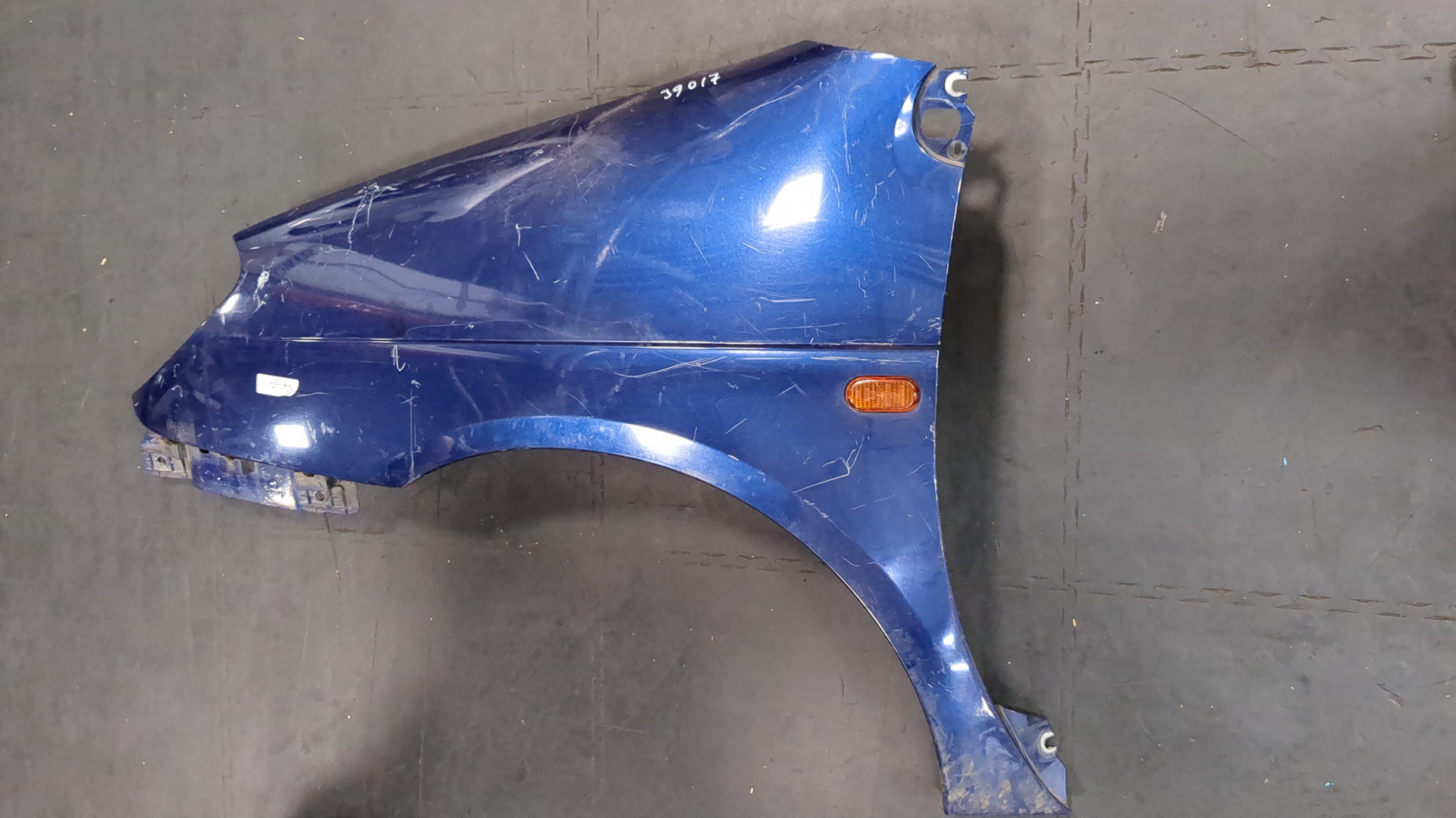 Крыло переднее левое