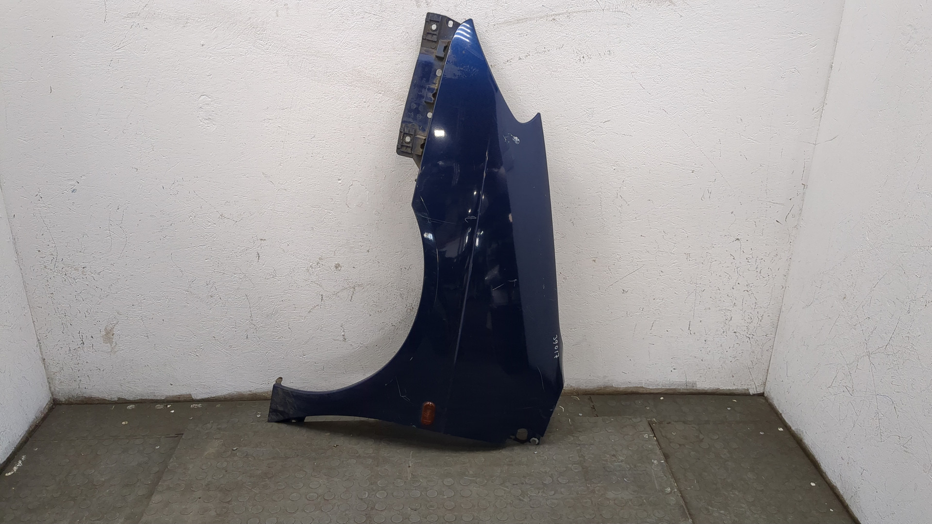 Крыло переднее левое