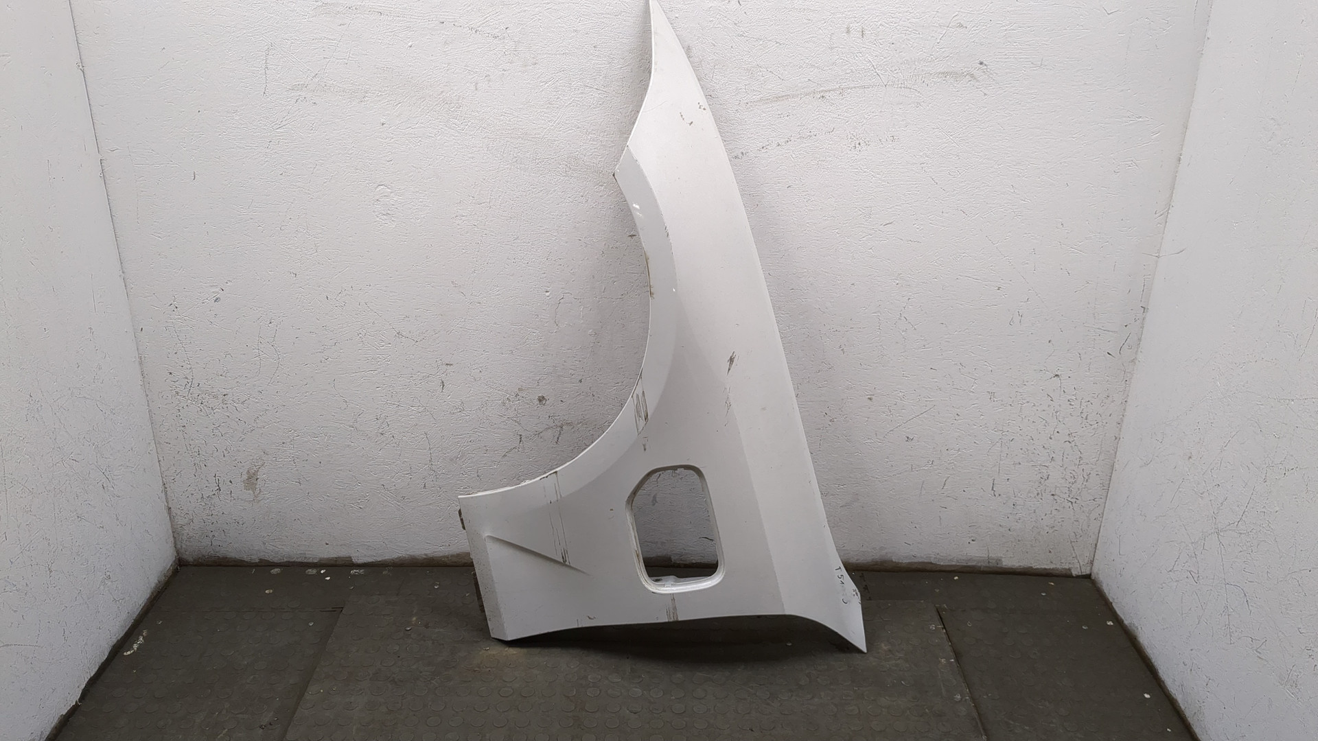 Крыло переднее левое