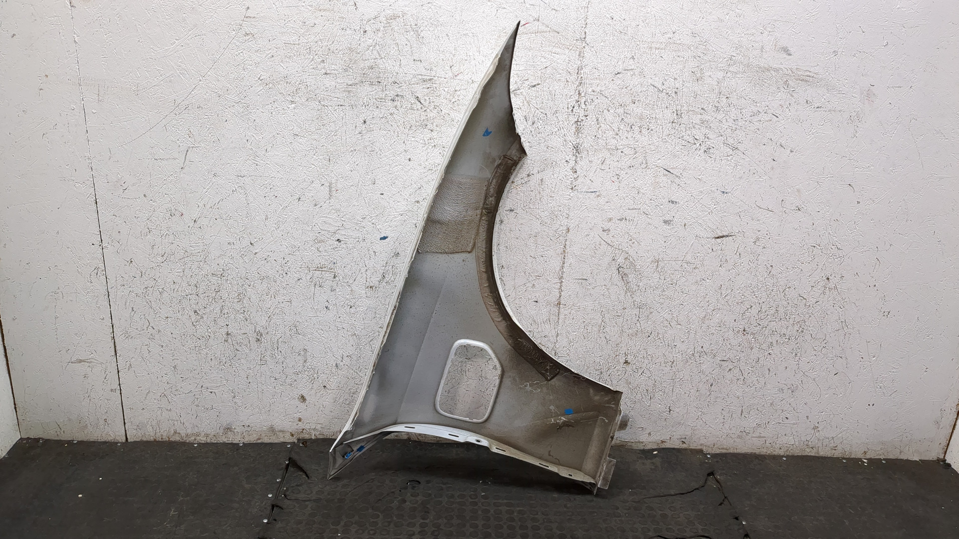 Крыло переднее левое