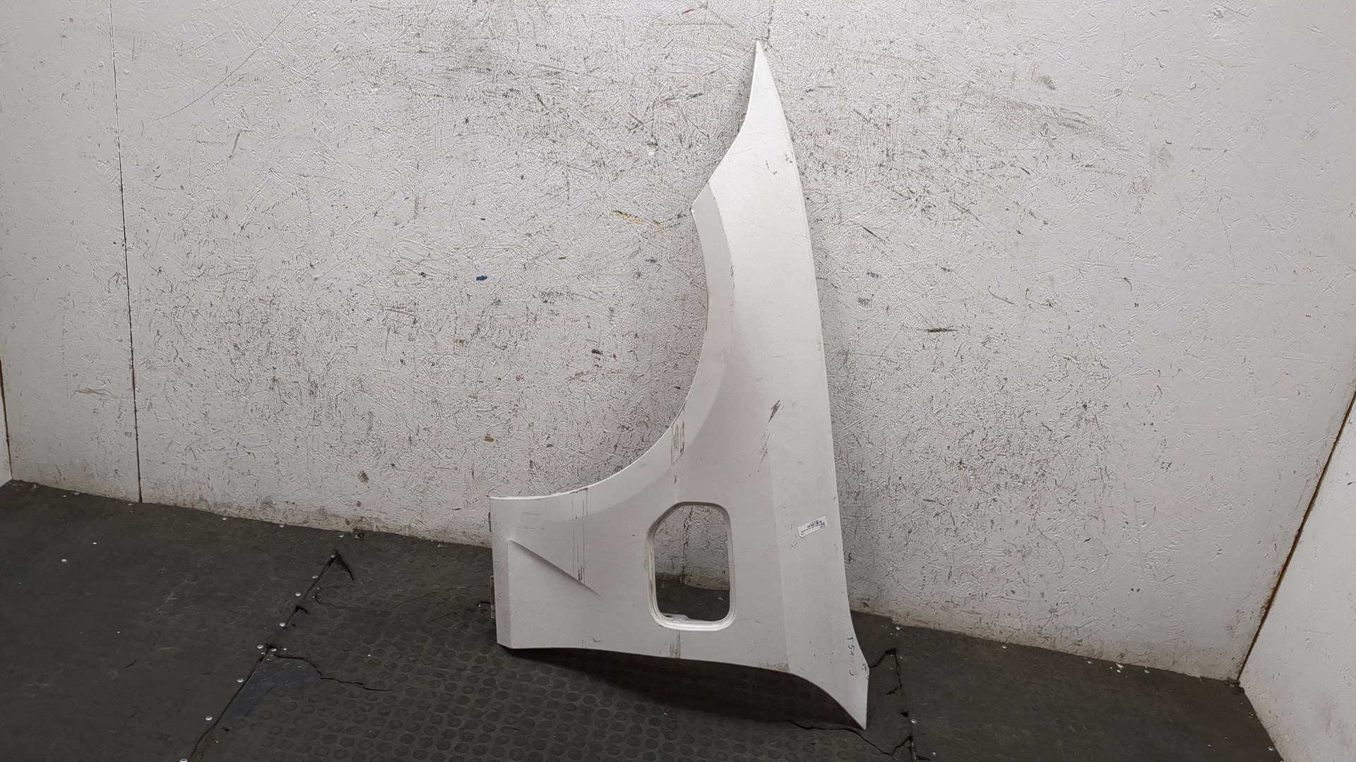 Крыло переднее левое