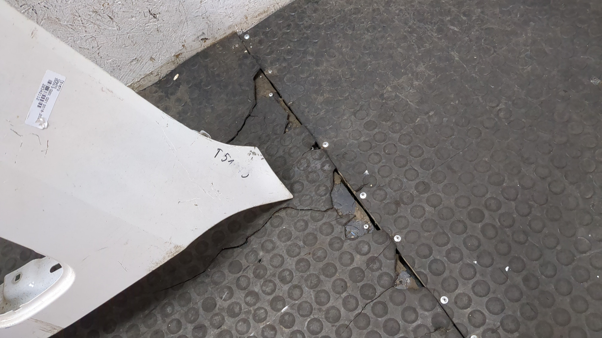 Крыло переднее левое