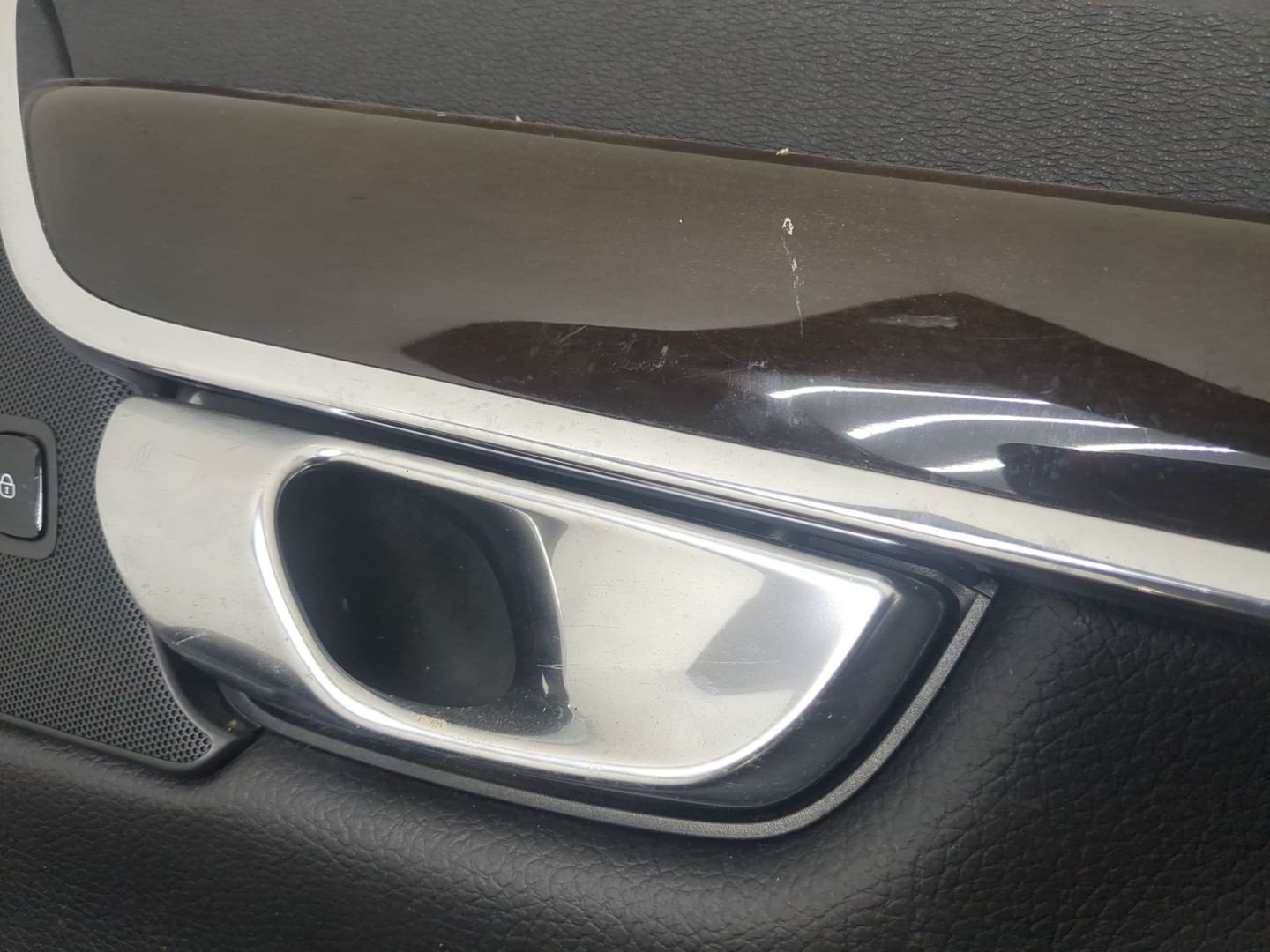 Обшивка двери задней правой