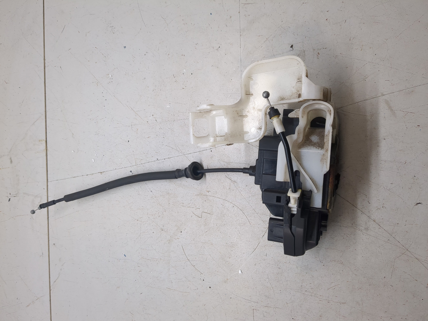 Замок двери передней левой