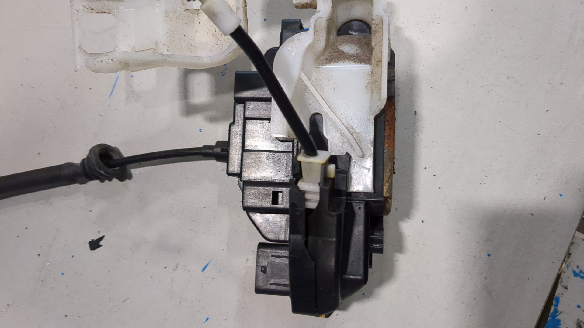 Замок двери передней левой