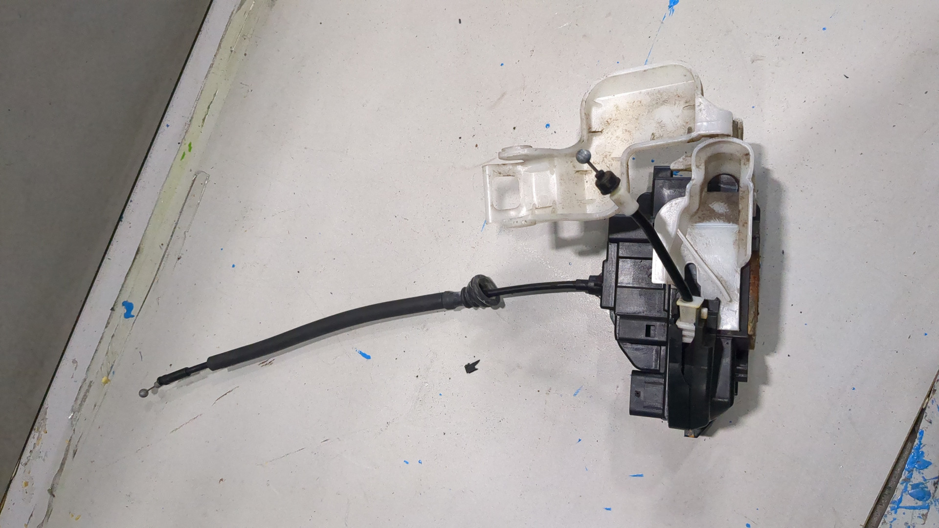 Замок двери передней левой