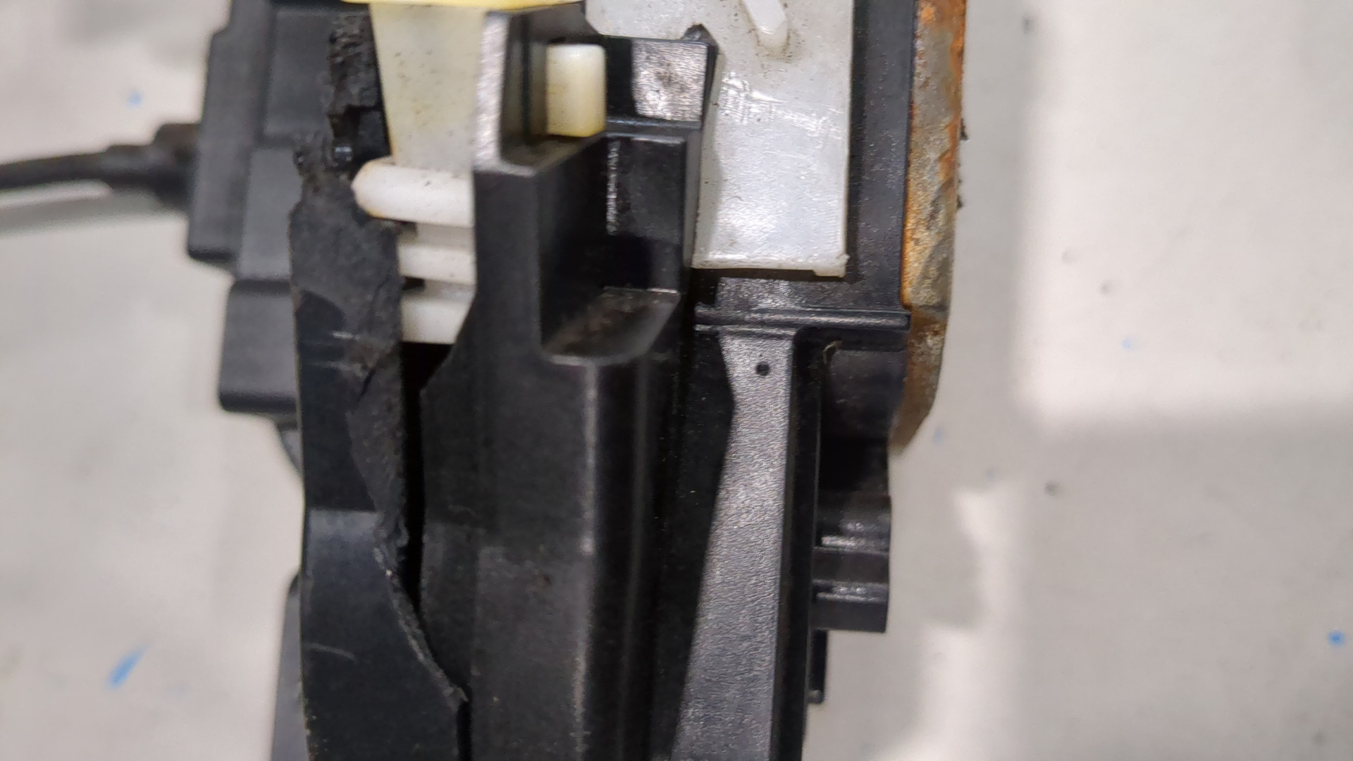 Замок двери передней левой