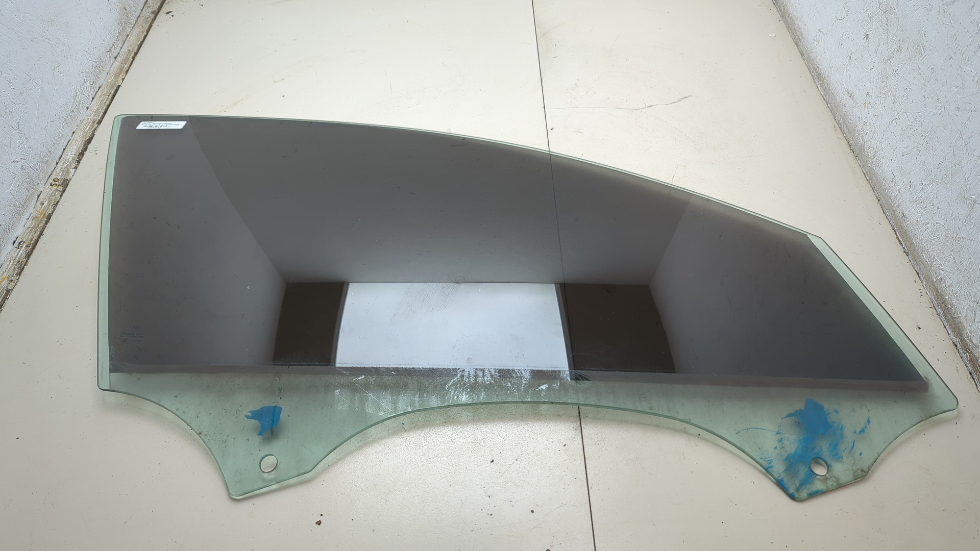 Стекло двери передней правой