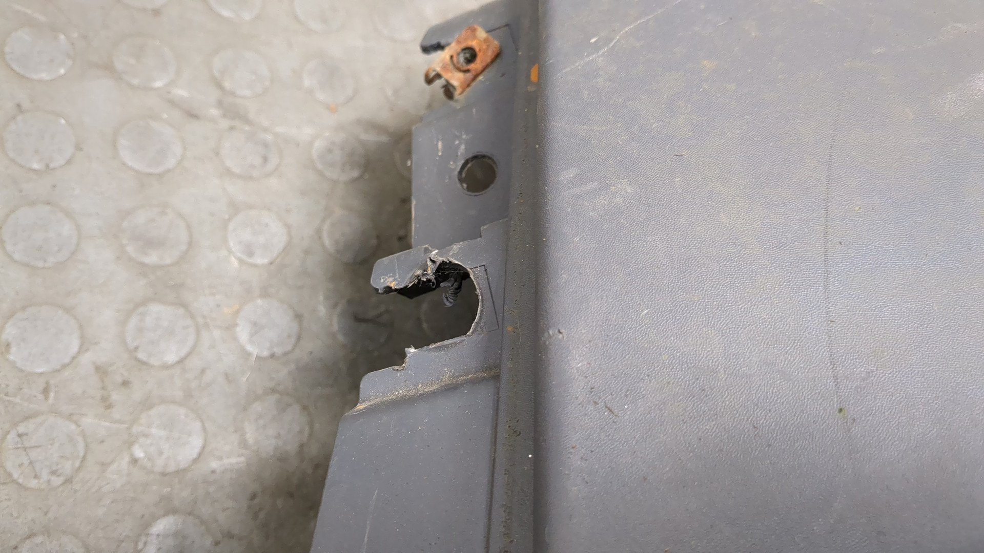 Накладка переднего бампера левая