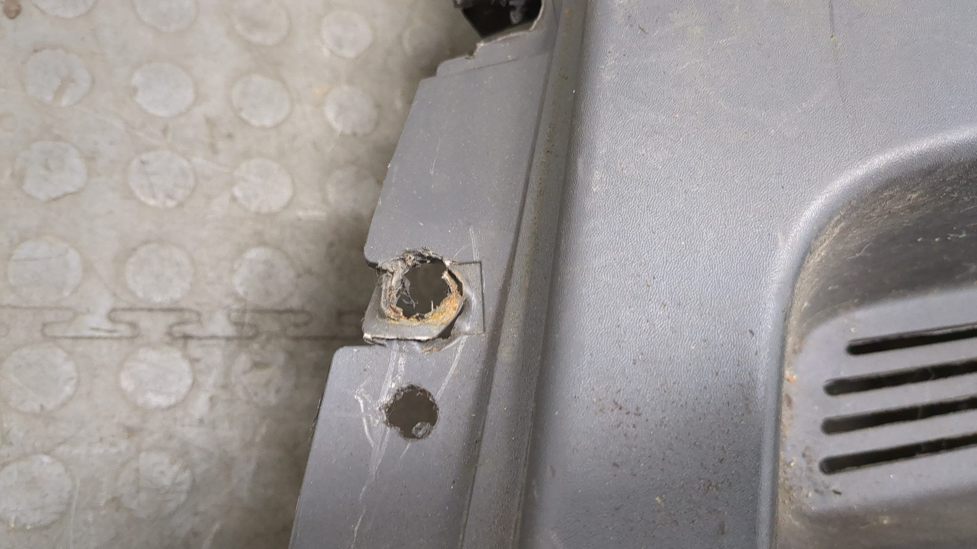 Накладка переднего бампера левая