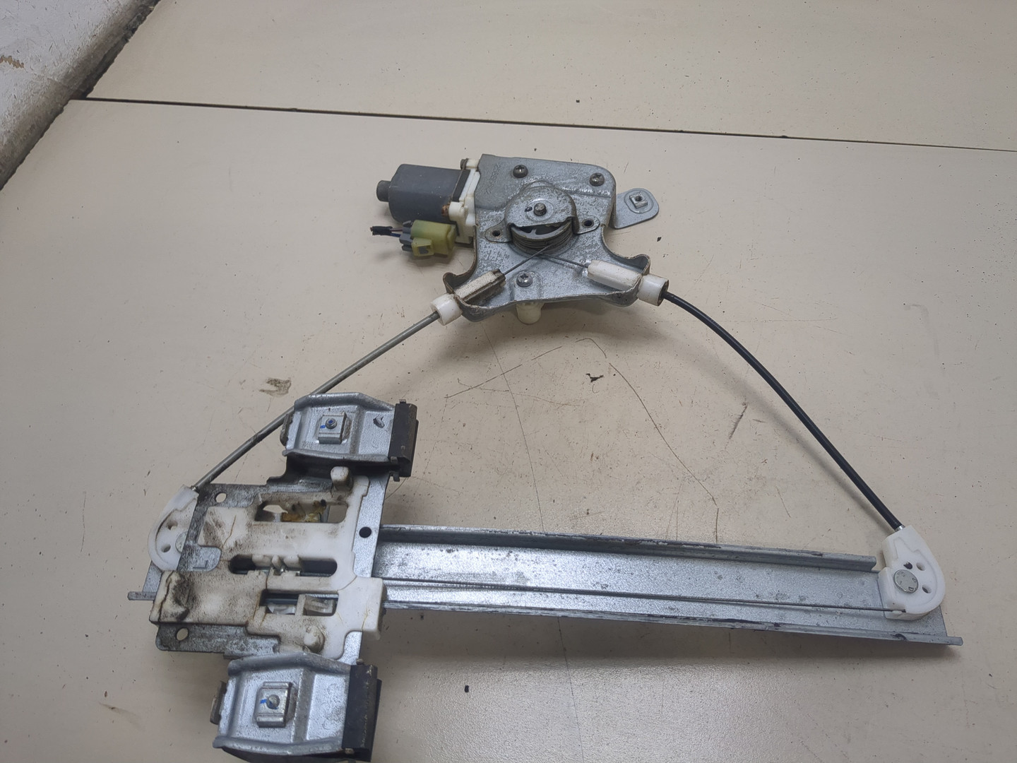 Стеклоподъемник электр. задний левый