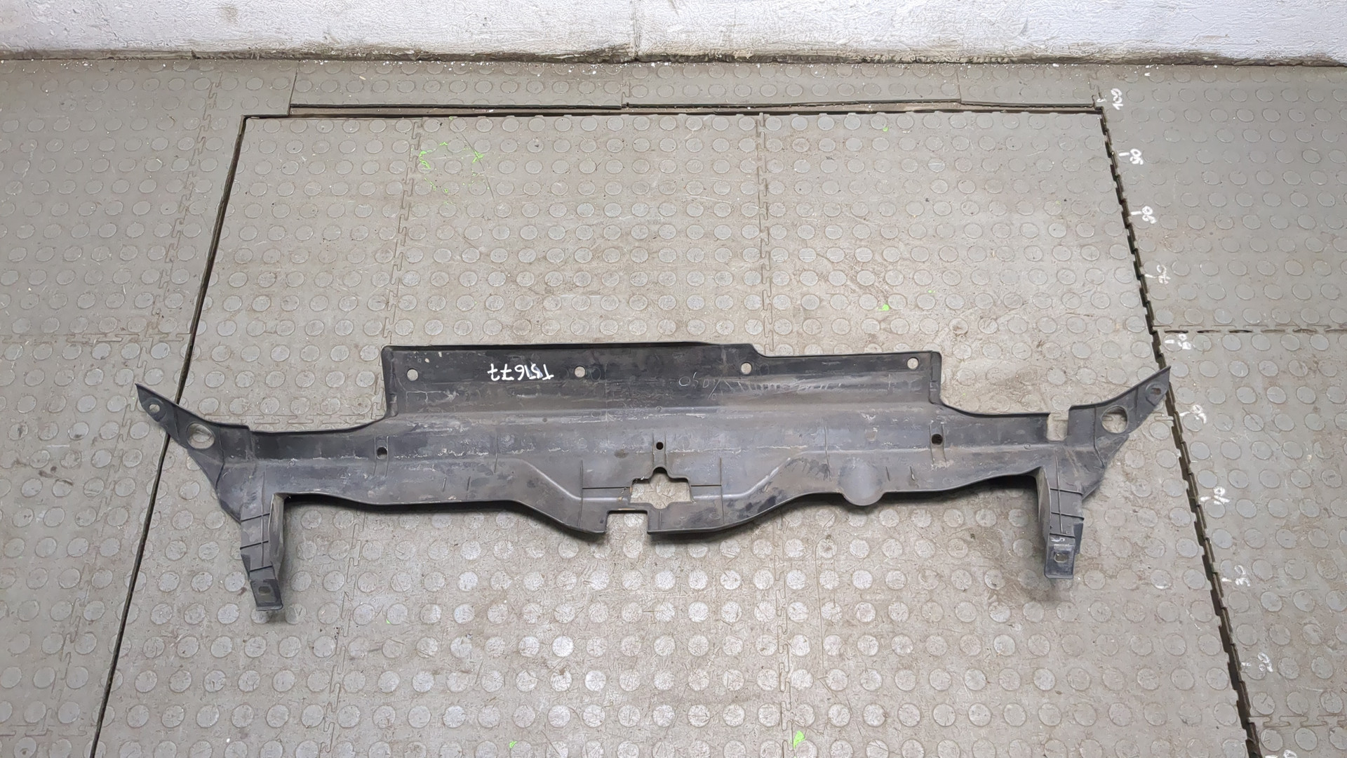 Кожух замка капота