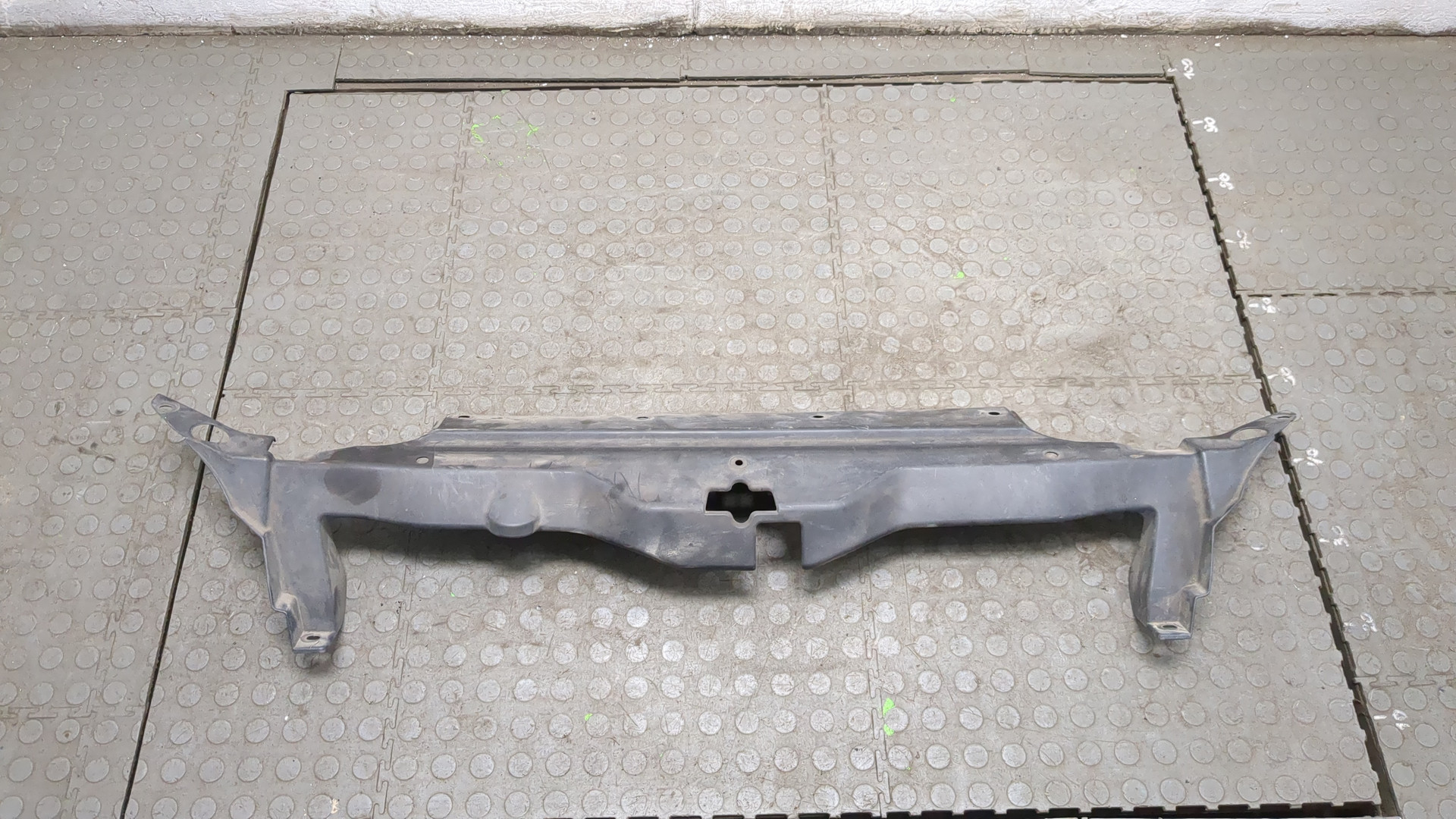 Кожух замка капота