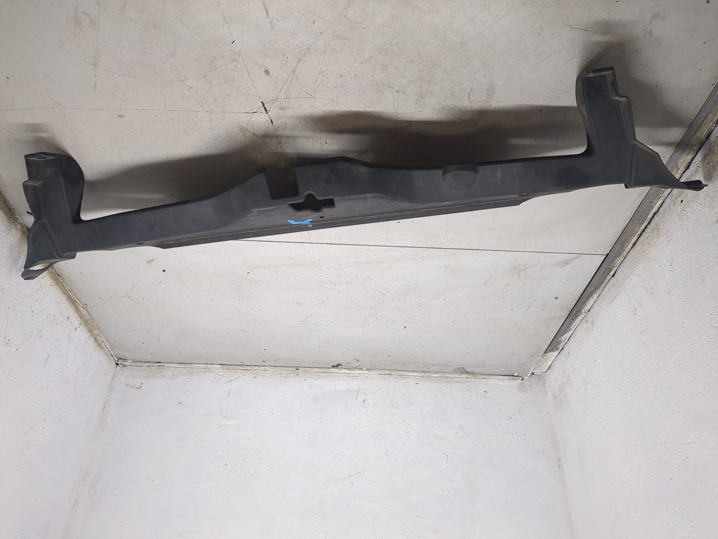 Кожух замка капота