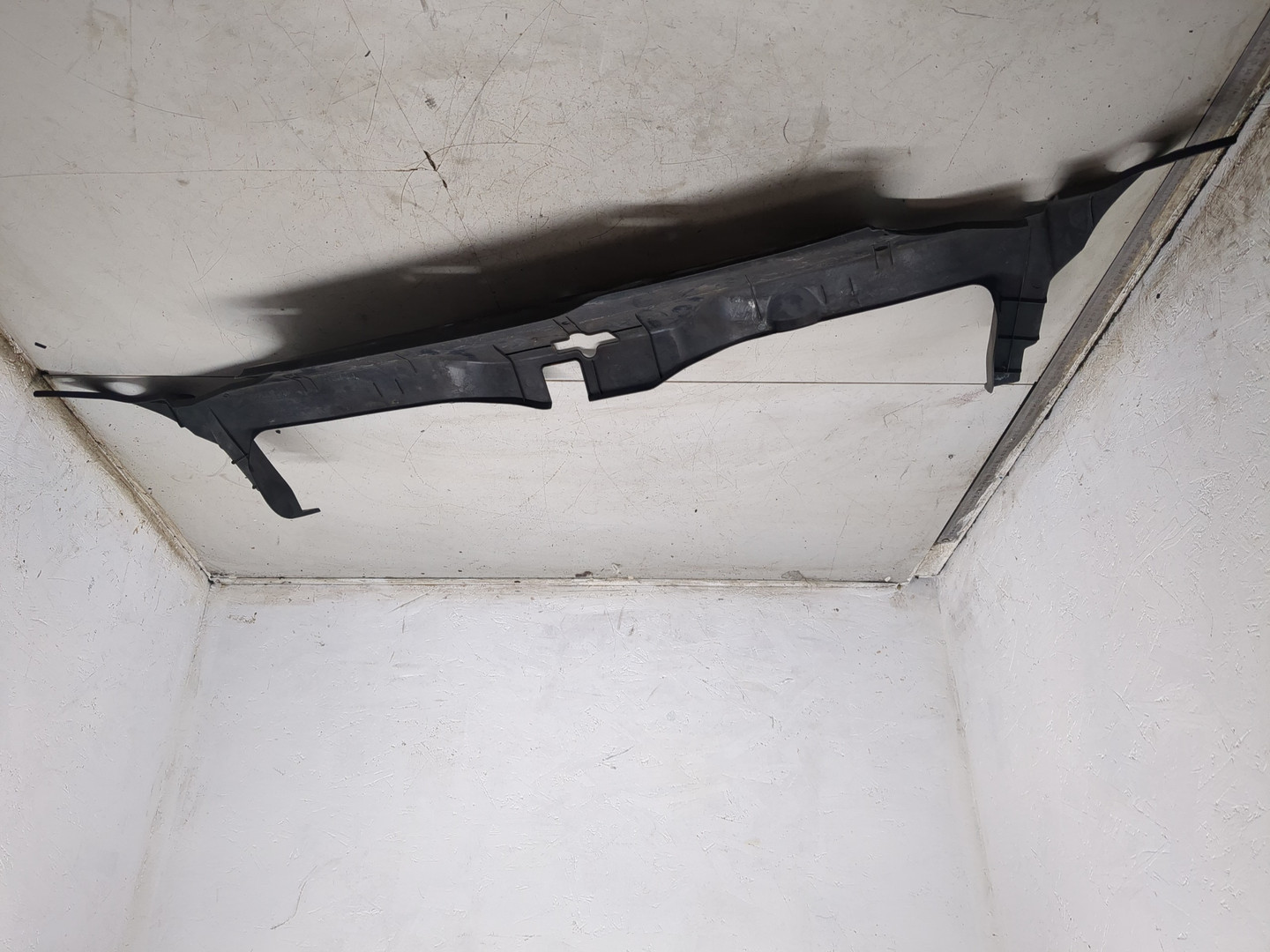 Кожух замка капота