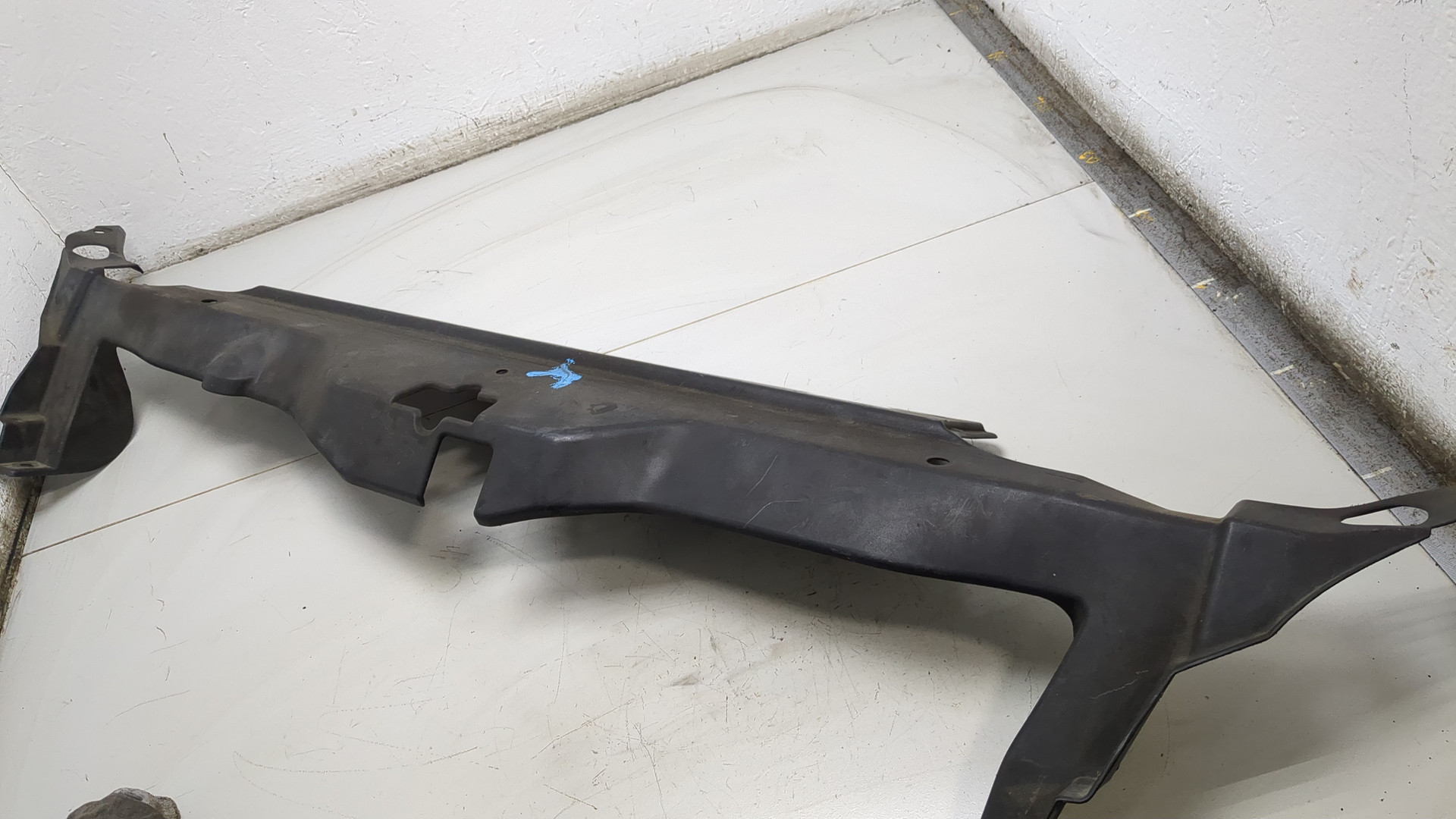 Кожух замка капота