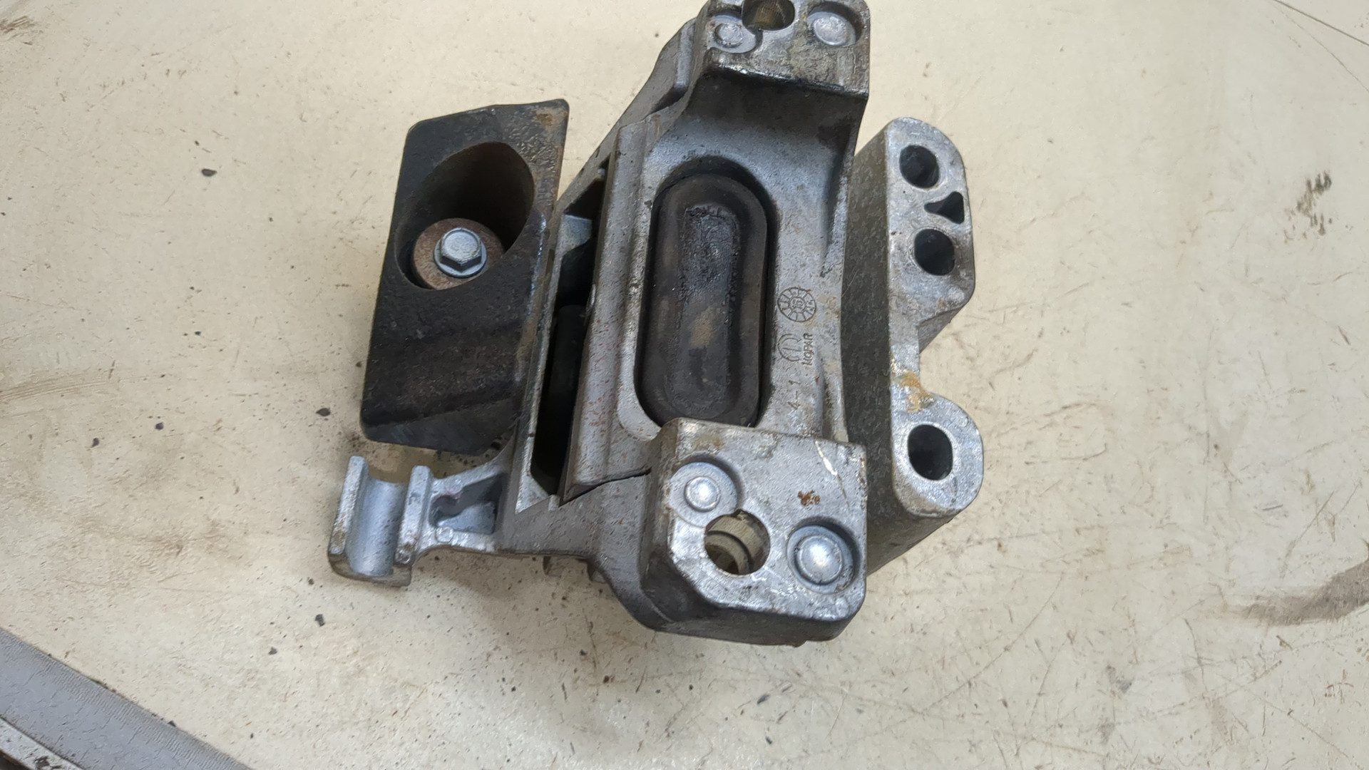 Опора двигателя