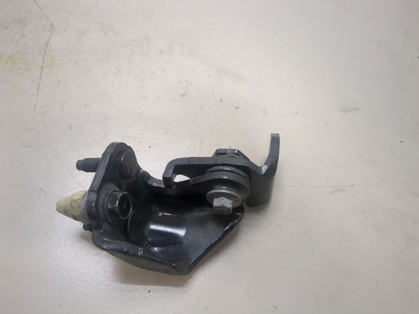 Петля двери