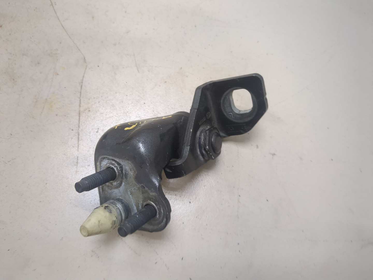 Петля двери