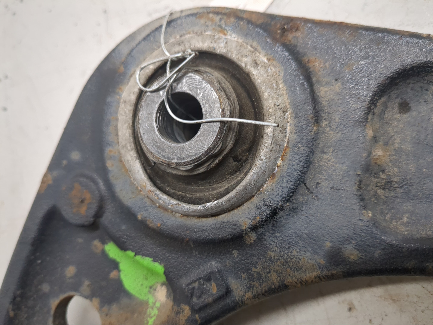 Рычаг передний правый