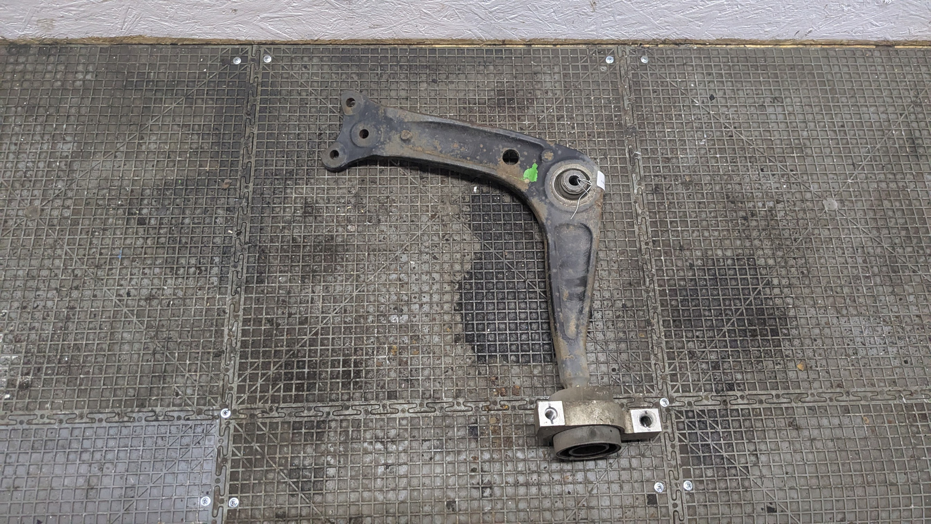 Рычаг передний правый