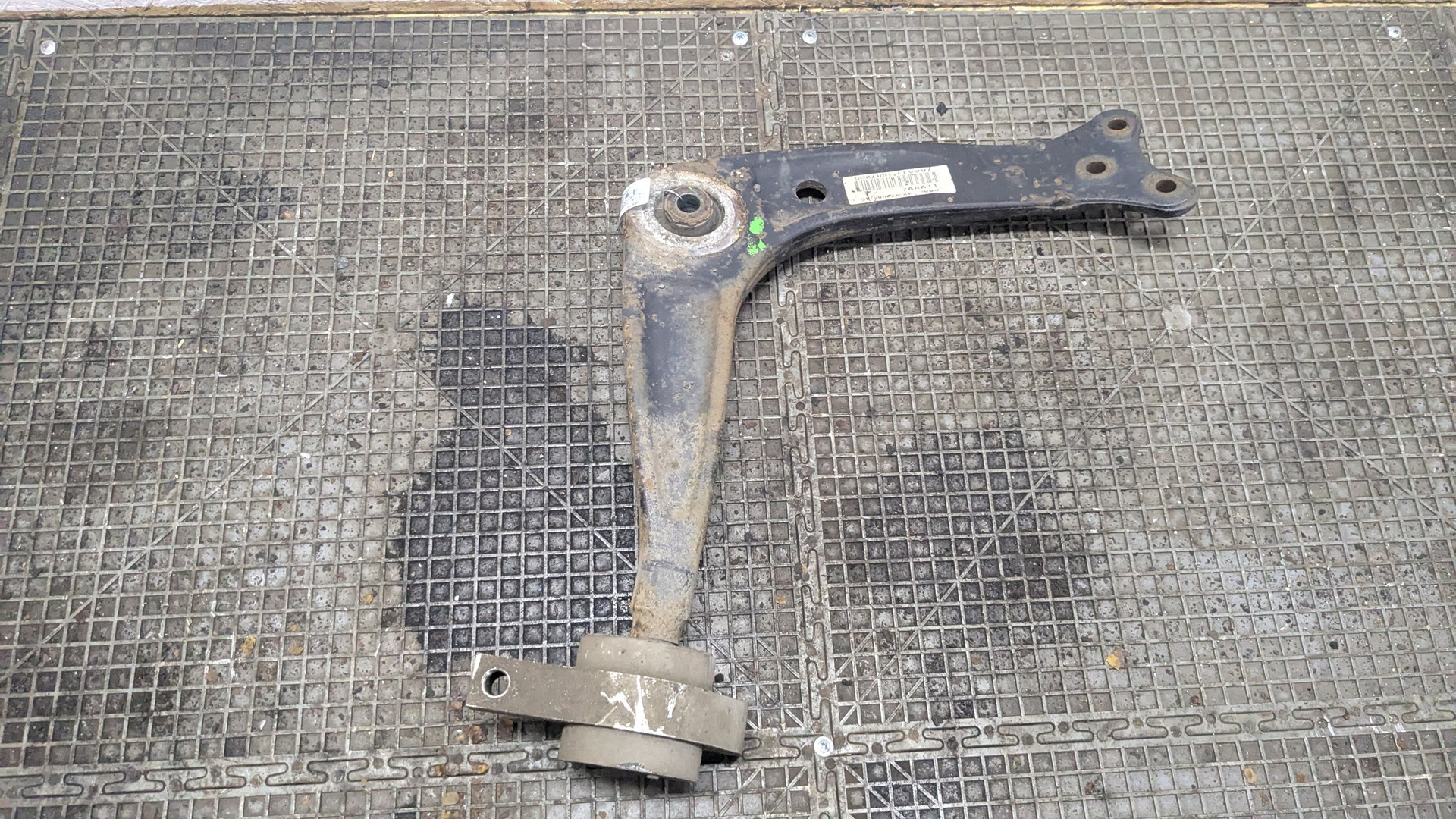 Рычаг передний правый