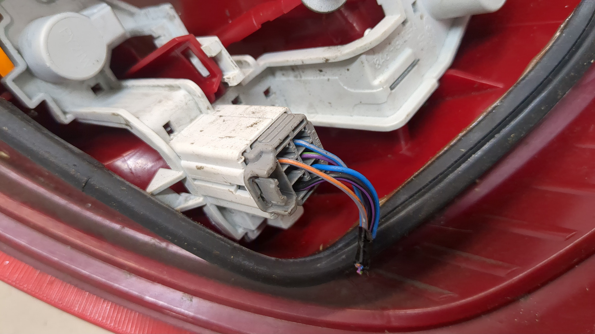 Фонарь задний левый