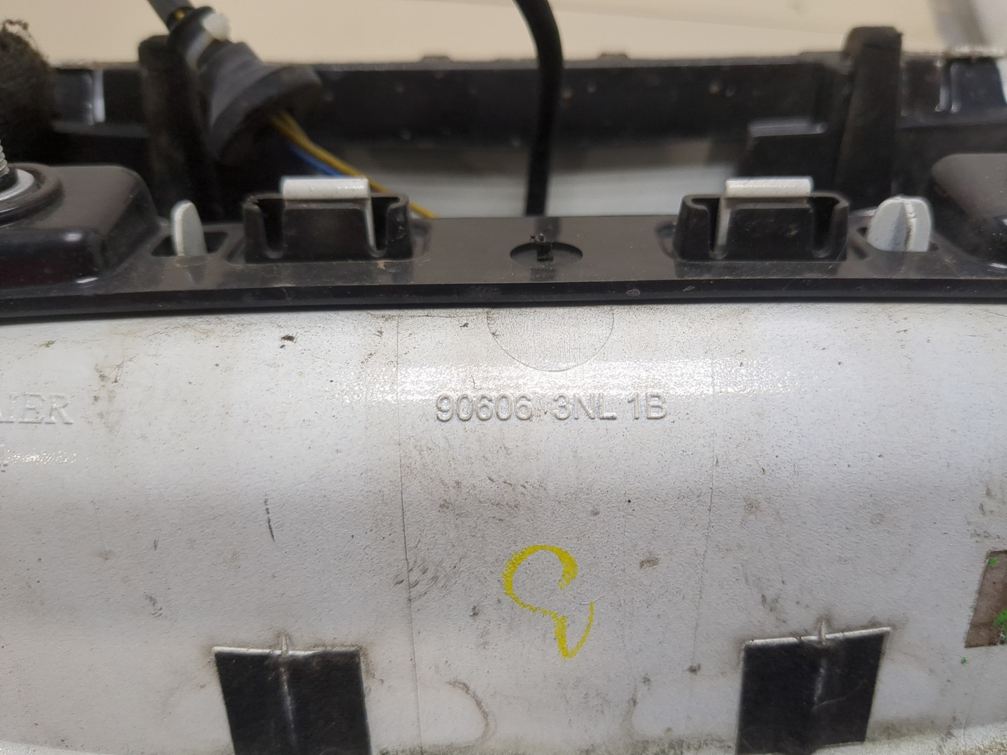 Кнопка открывания багажника