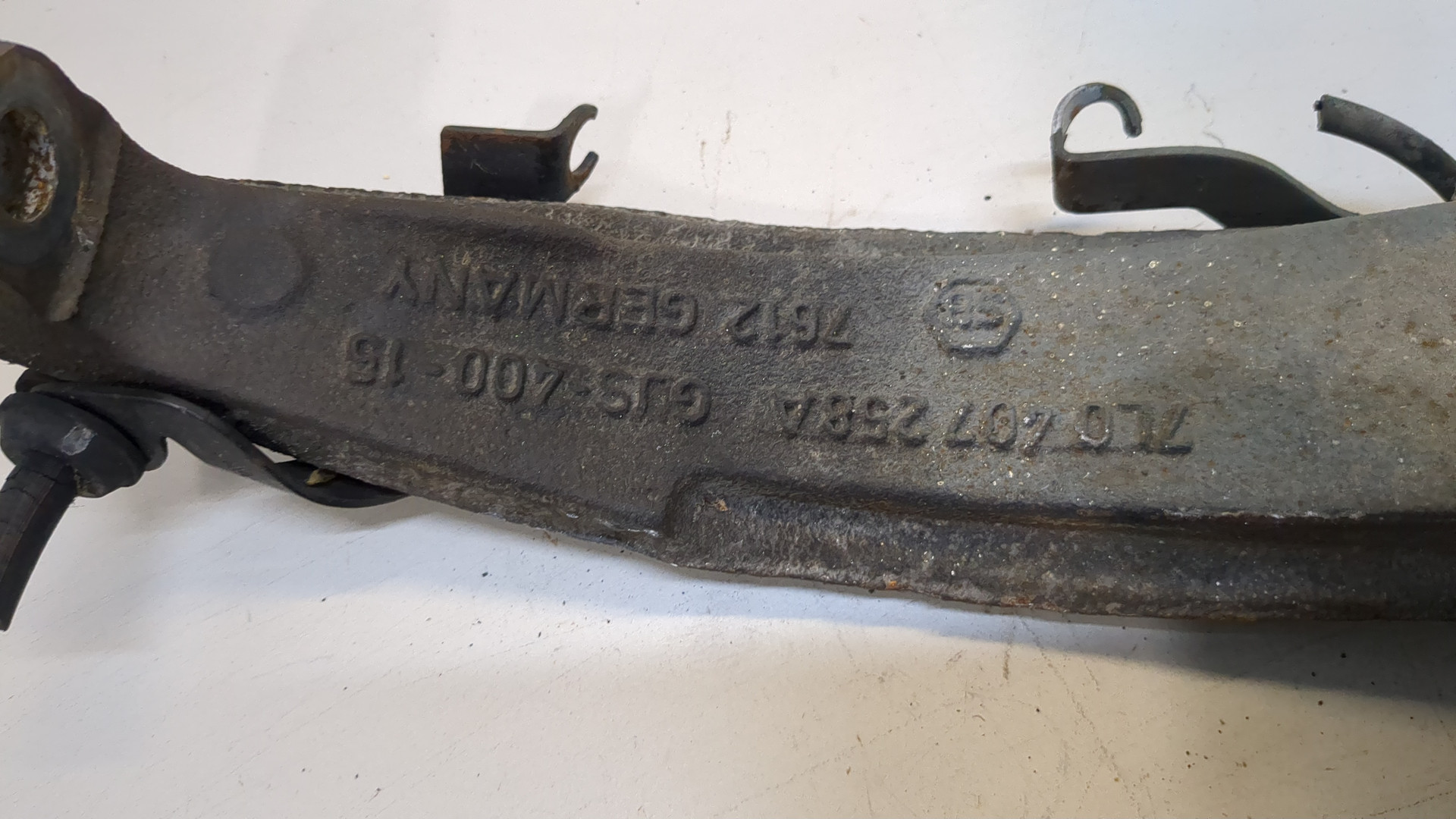 Кулак поворотный передний правый