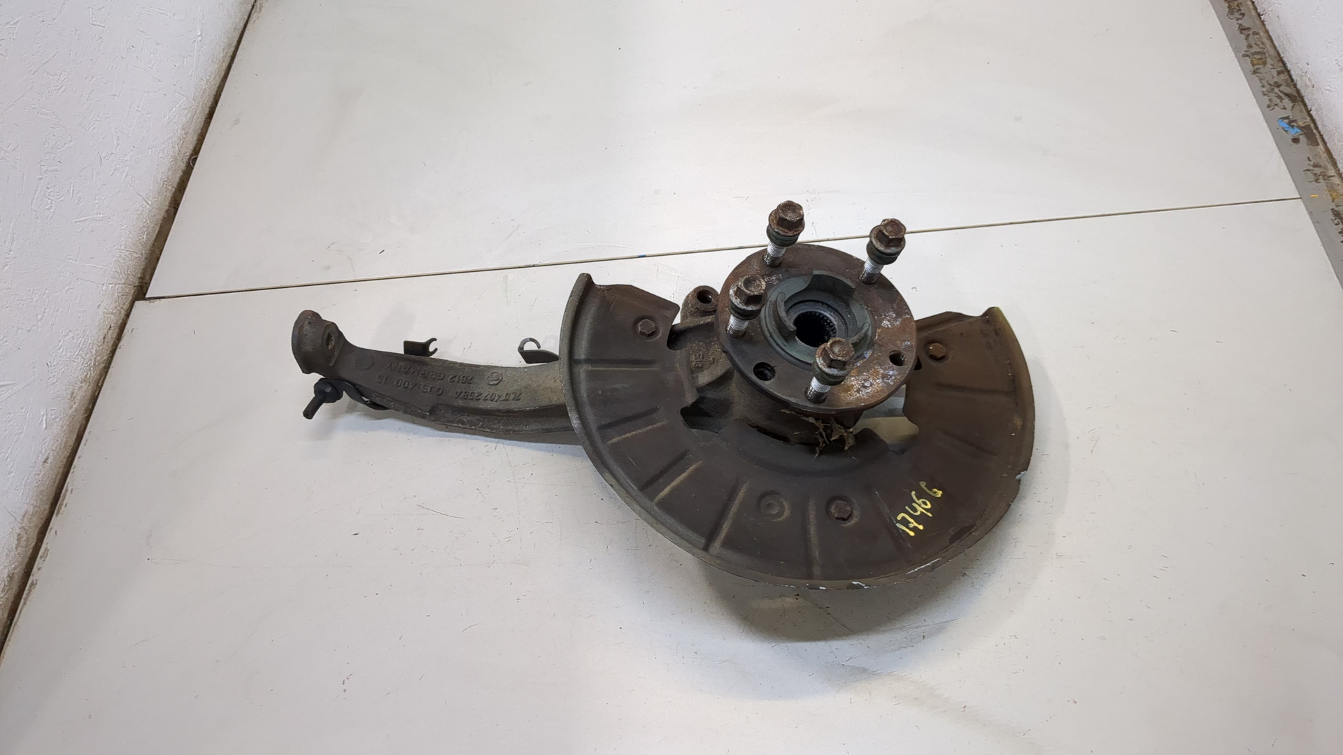 Кулак поворотный передний правый