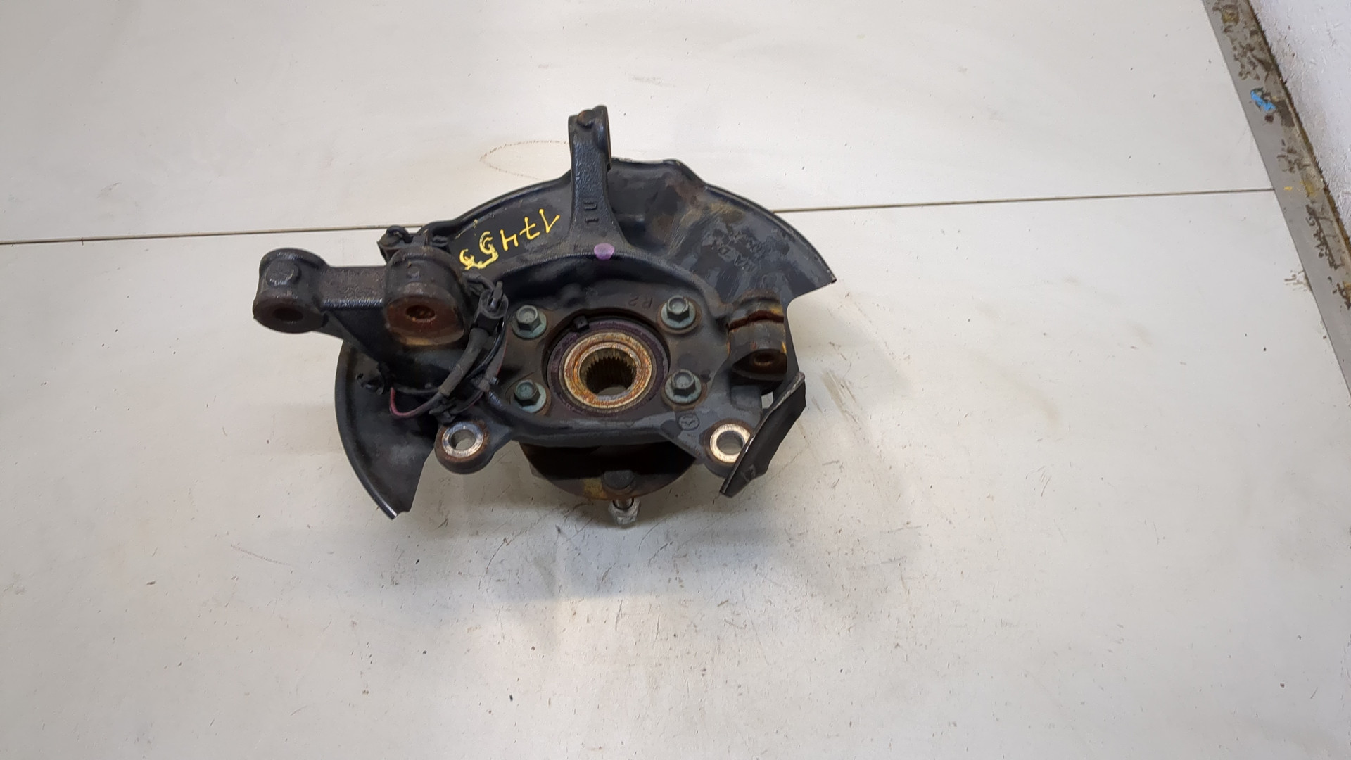 Кулак поворотный передний правый