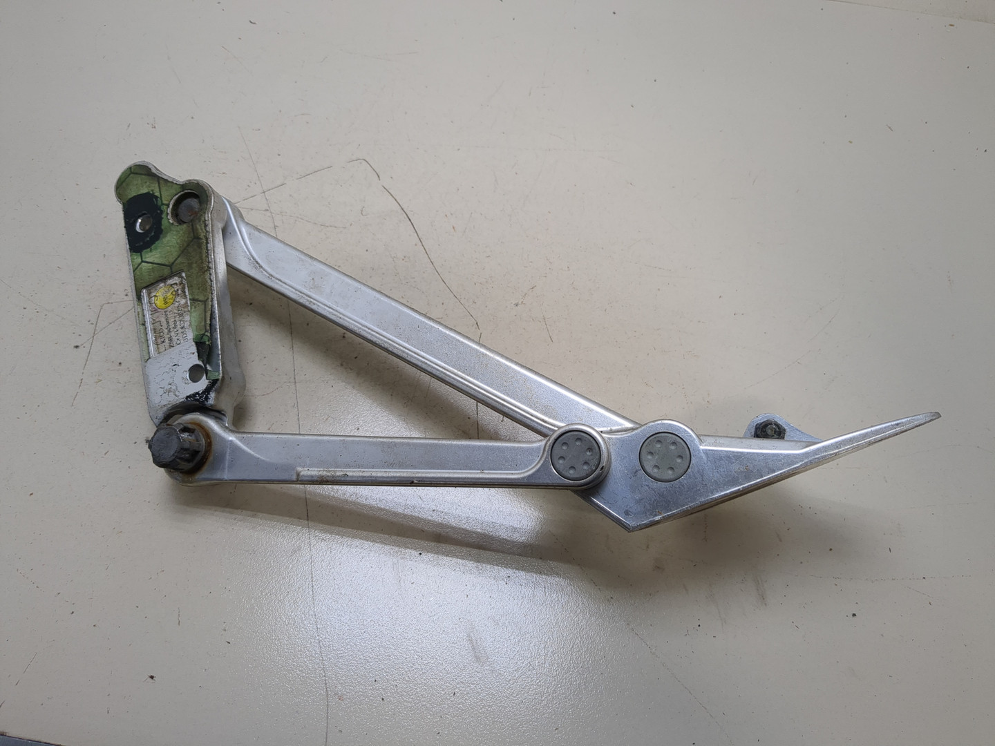 Петля крышки багажника