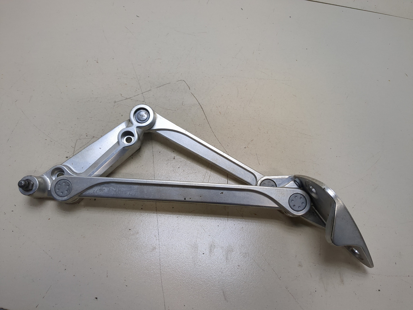 Петля крышки багажника