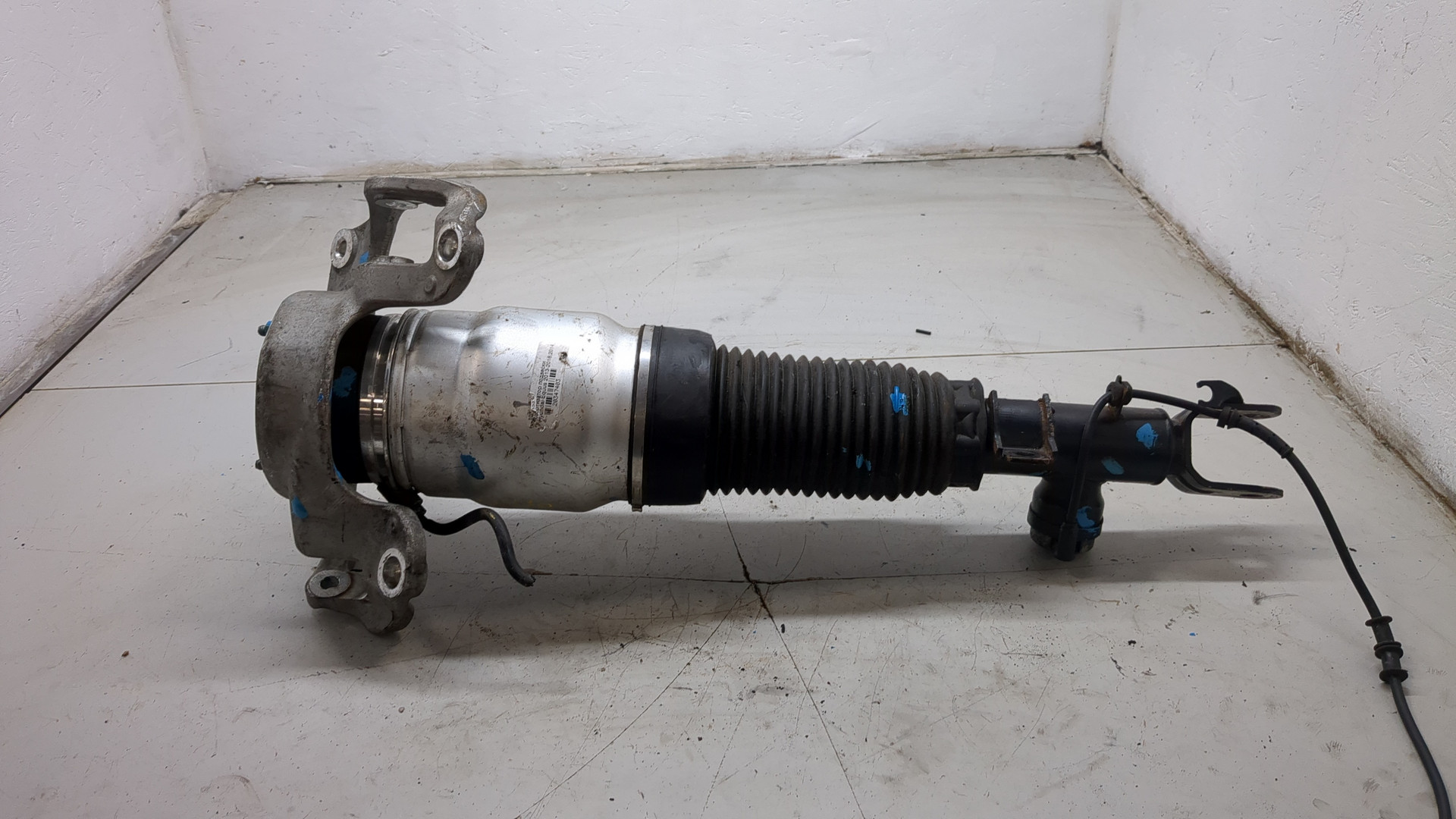 Амортизатор передний правый