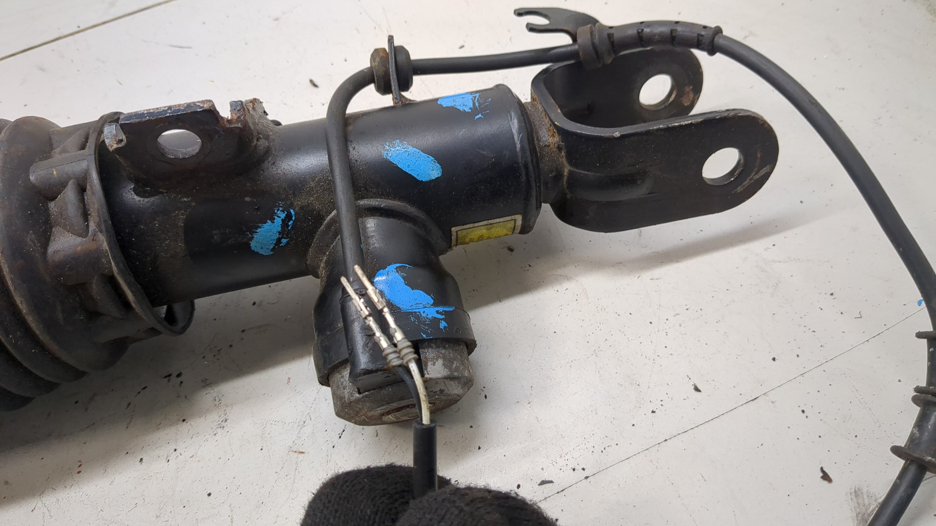 Амортизатор передний правый