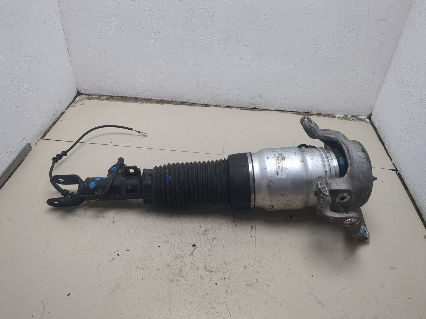 Амортизатор передний правый