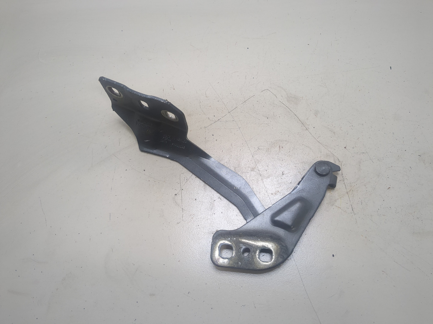 Петля капота правая