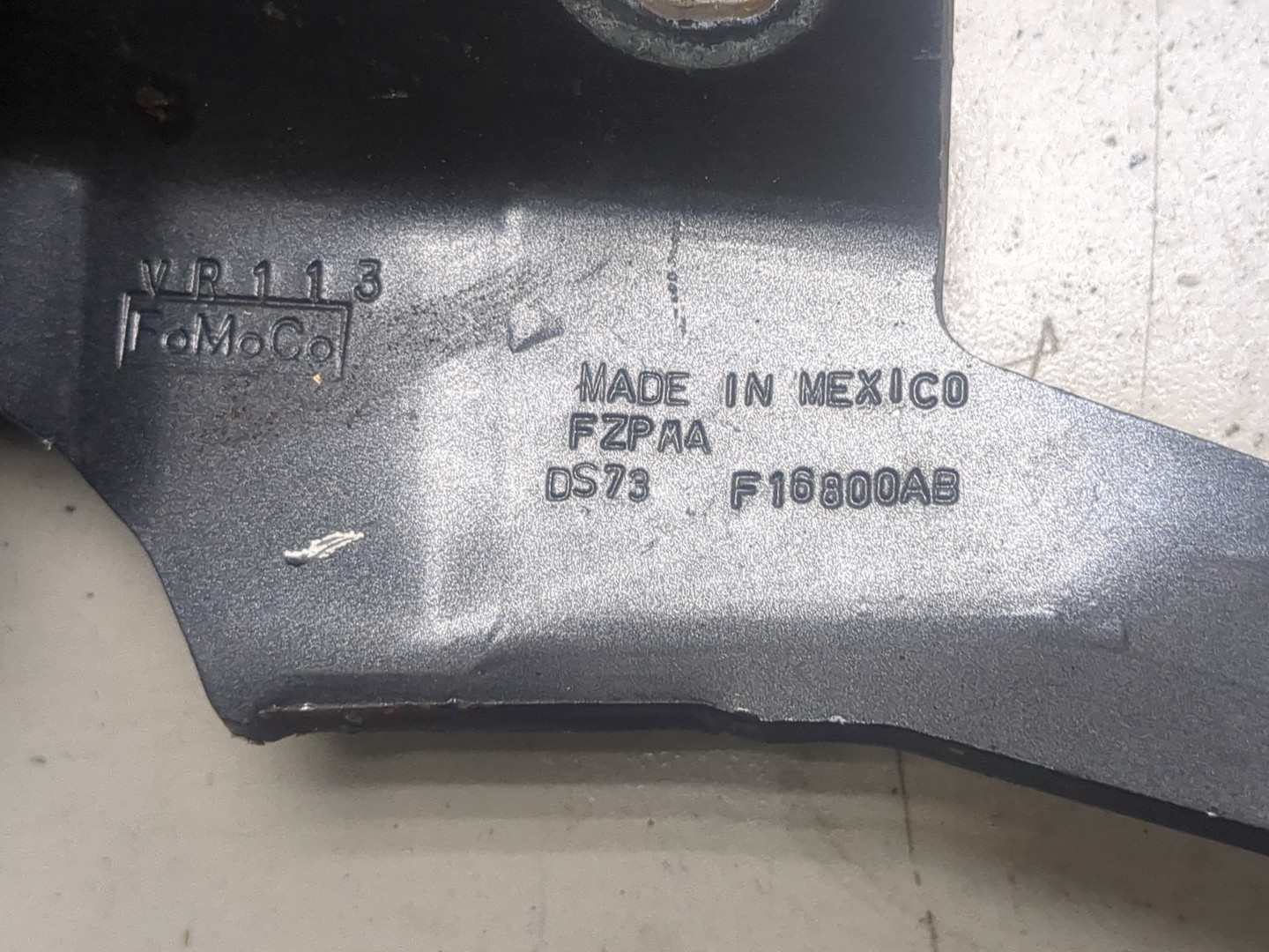 Петля капота правая