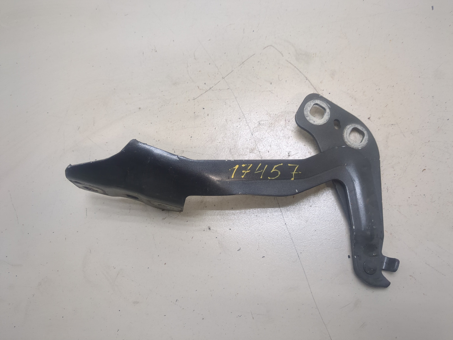 Петля капота правая