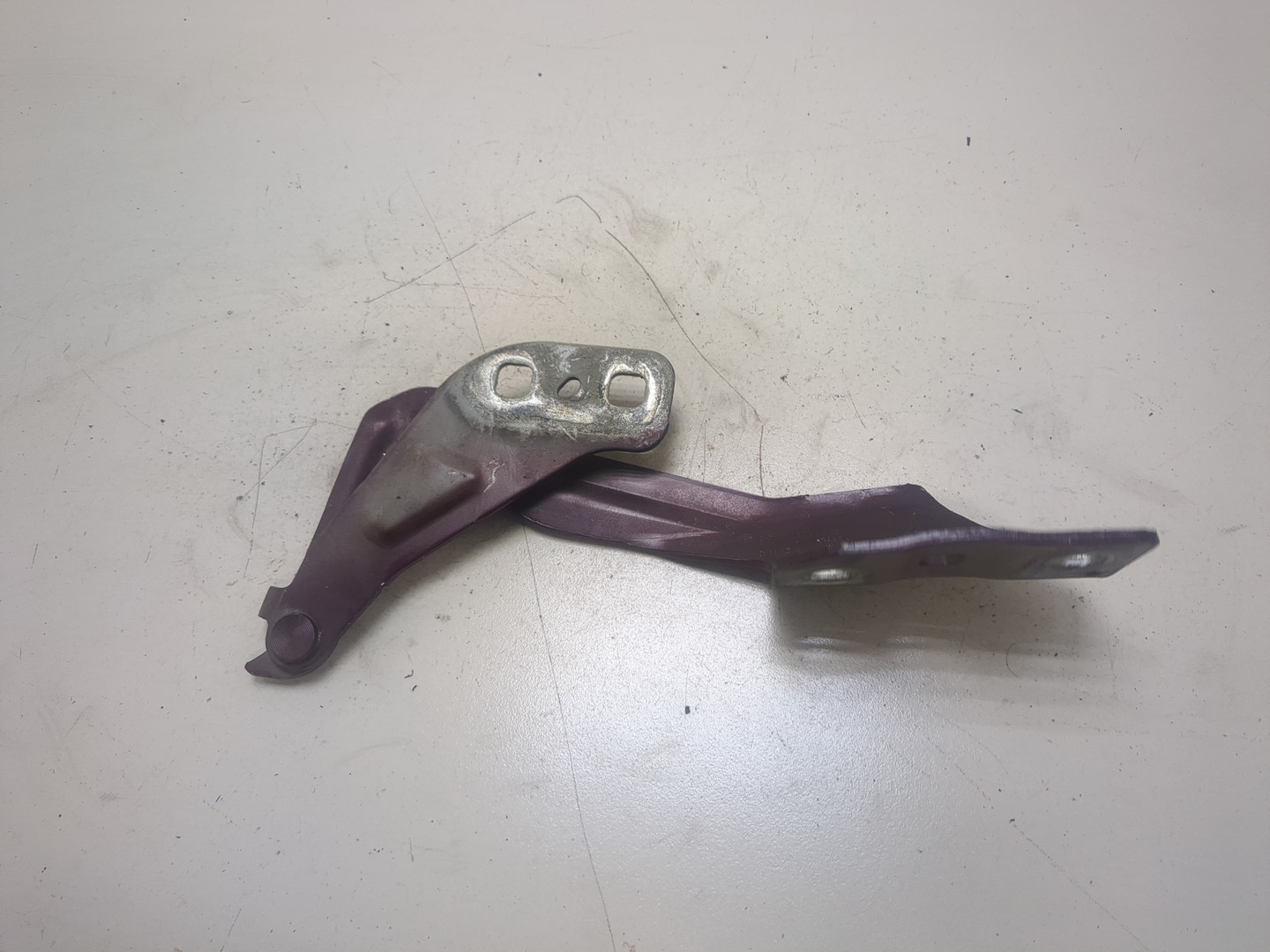 Петля капота правая