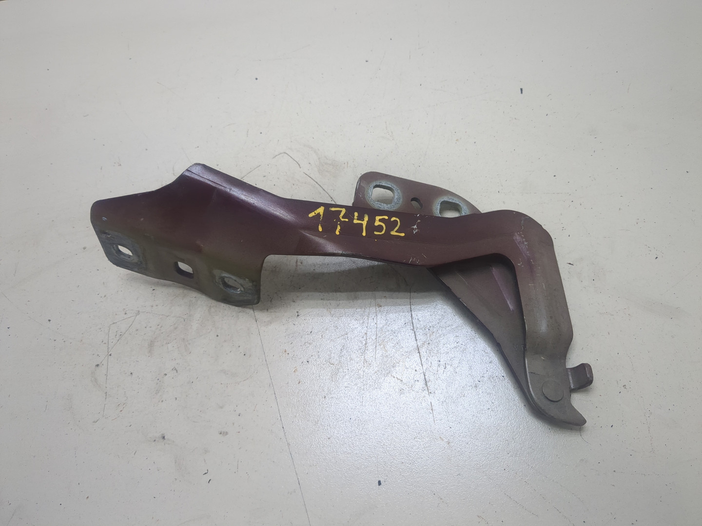 Петля капота правая