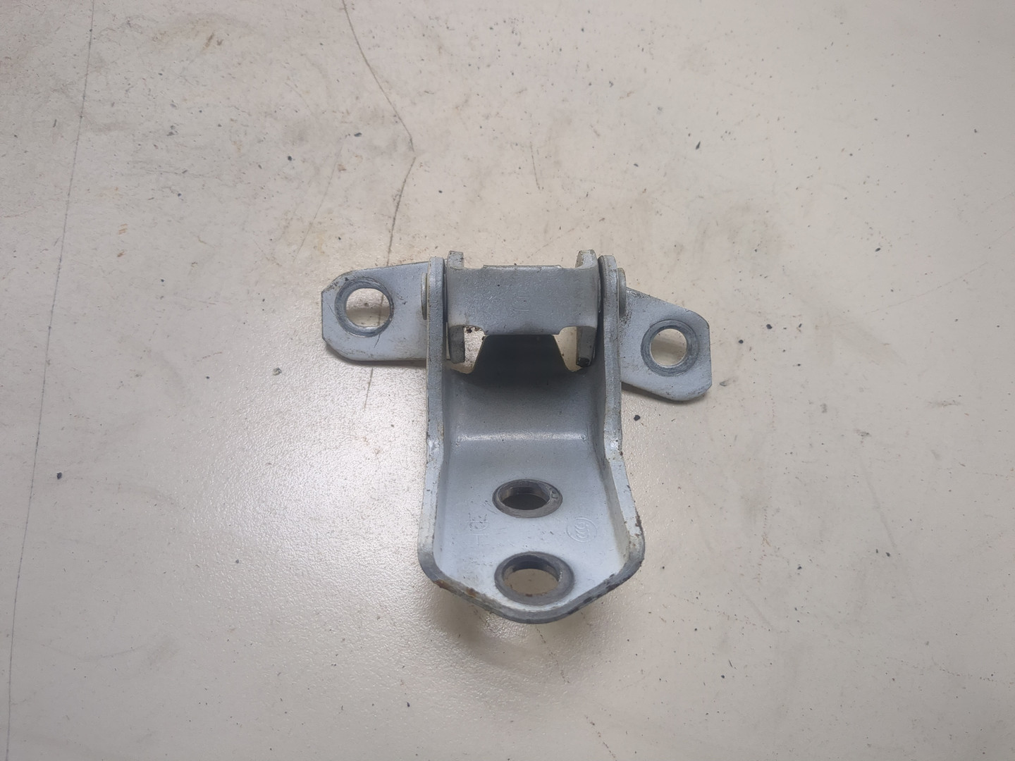 Петля двери