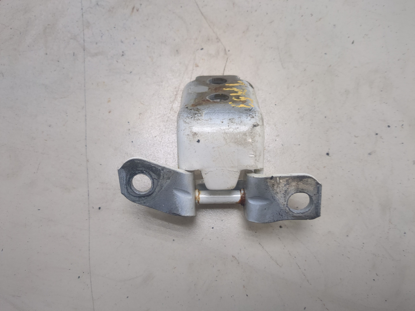 Петля двери