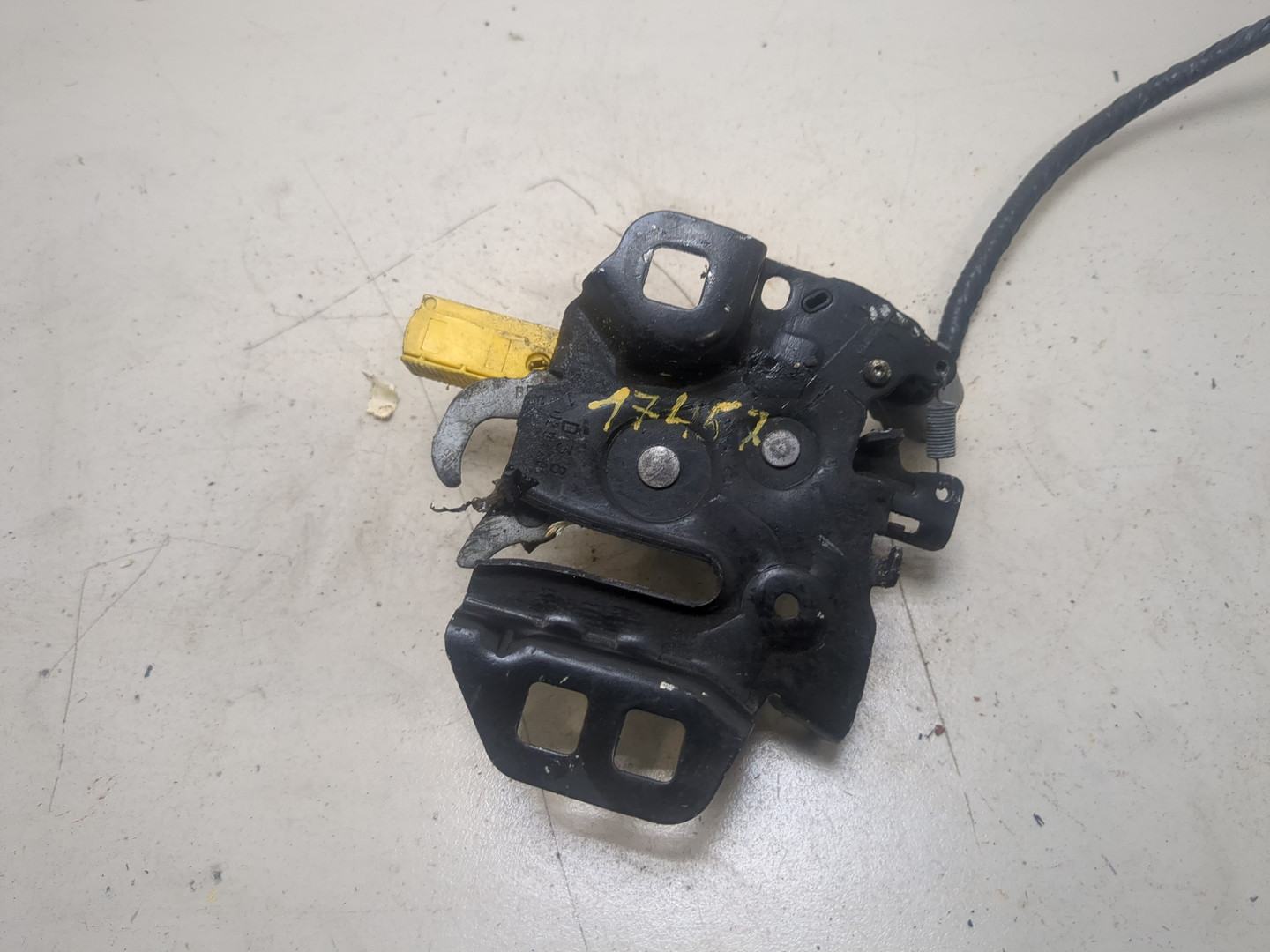 Замок капота